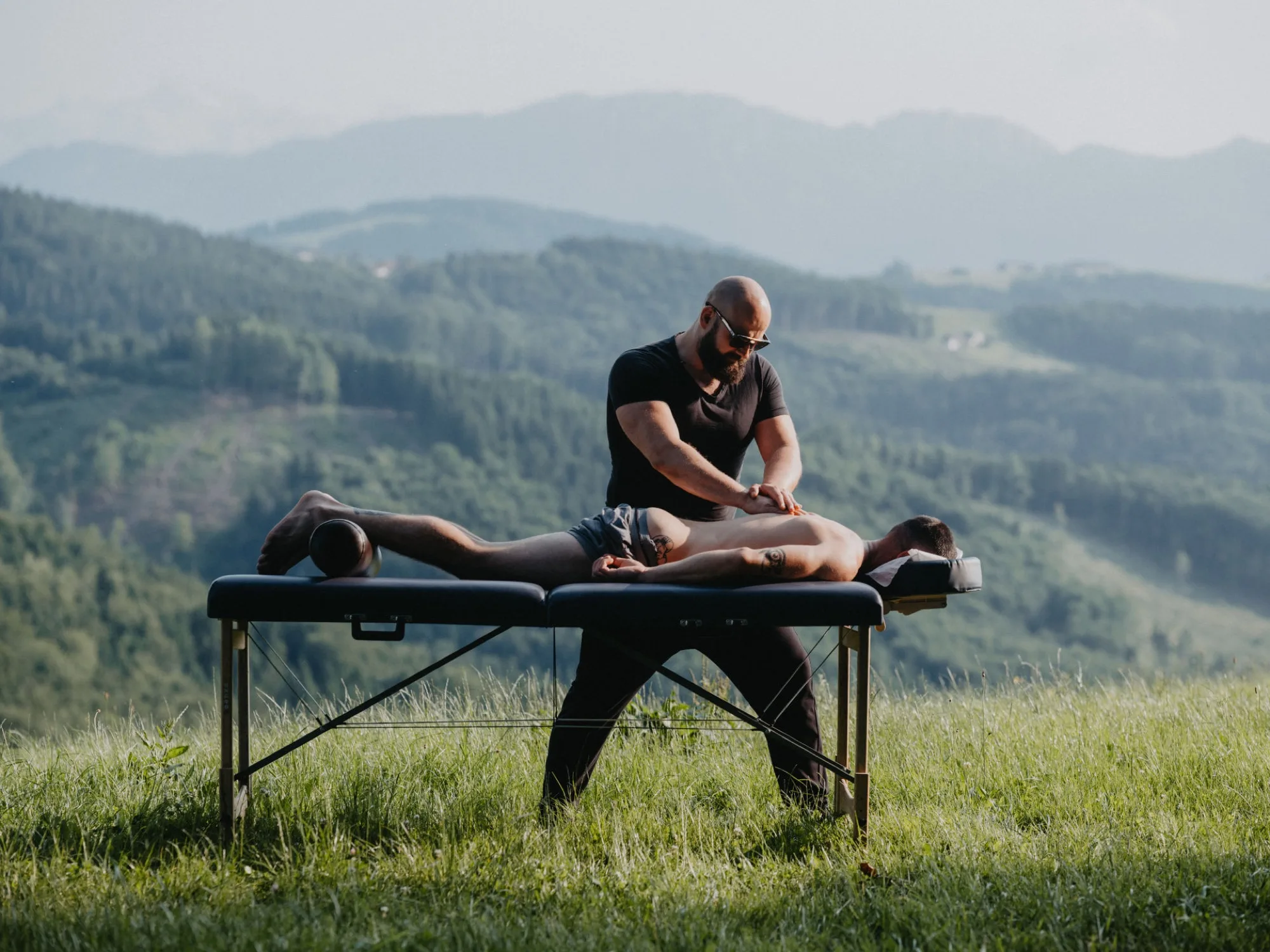 Thomas Willnauer gibt eine mobile Massage auf einer Bergwiese